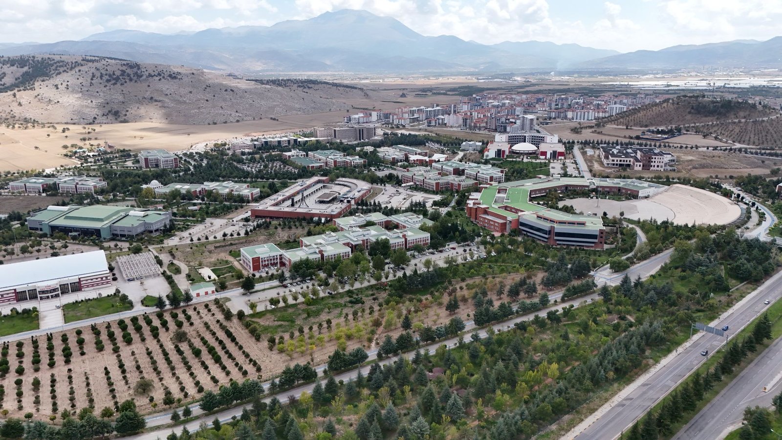 Universités publiques vs universités privées en Turquie : que choisir ?